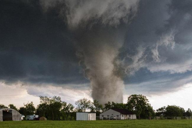 原创哈尔滨突现巨型龙卷风,连扫4个乡镇毁房数十间,居民称第1次见