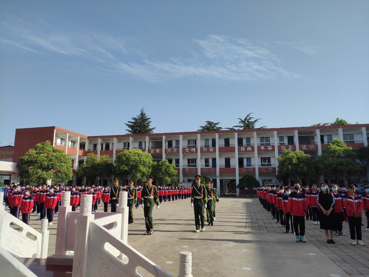 二七区侯寨二中举行"传承太行精神,勇担时代重任" 主题升旗仪式