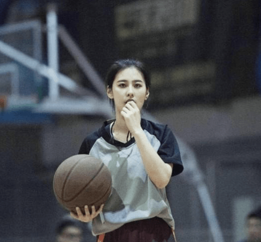 中国篮坛最美裁判,身材修长面容如天使,姓氏很少见_亓浩