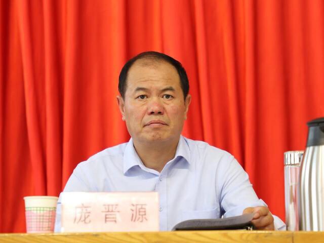 武革慧,王寅分别就进一步推进乡村振兴工作,深化农村人居环境"六乱"