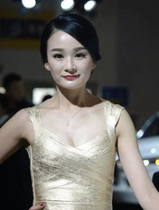 杨幂替身卓亨瑜晒近照儿子乖巧可爱像瓷娃娃凭明星脸嫁入豪门