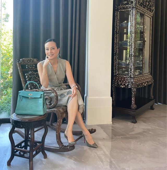 原创泰国华裔富婆好大度发海报庆祝苏提达生日她穿黑皮裙真不像51