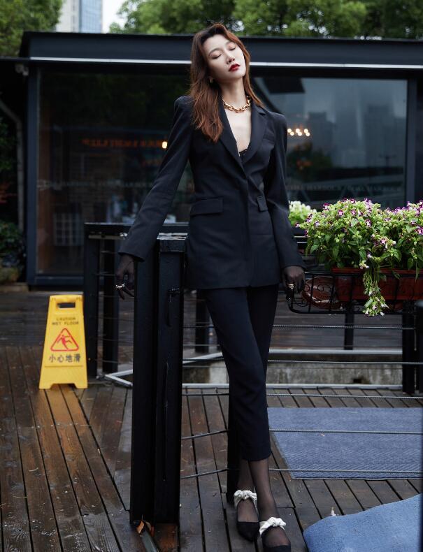 那就是身高1米82的李斯羽真的是太高了其实被换掉的原因也是很简单