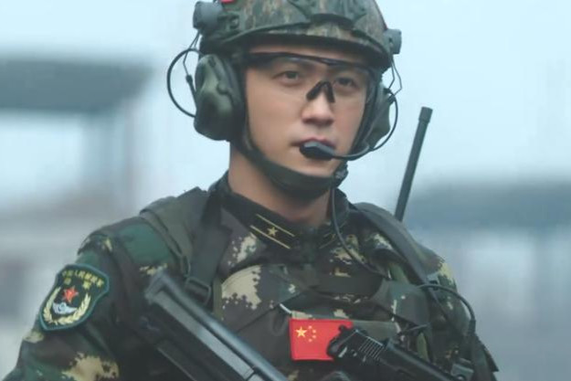 傅程鹏出演爱上特种兵略显沧桑,曾是军旅一哥,如今为黄景瑜做配_观众