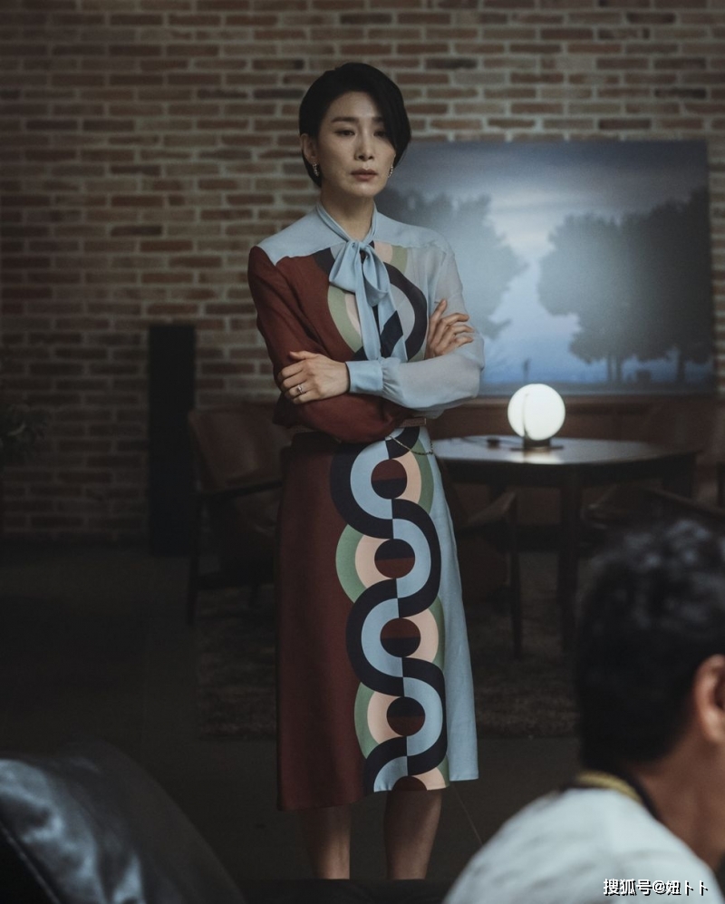 金瑞亨在剧中饰演孝园集团的大儿媳妇"郑书贤"一角,财阀之女嫁入豪门