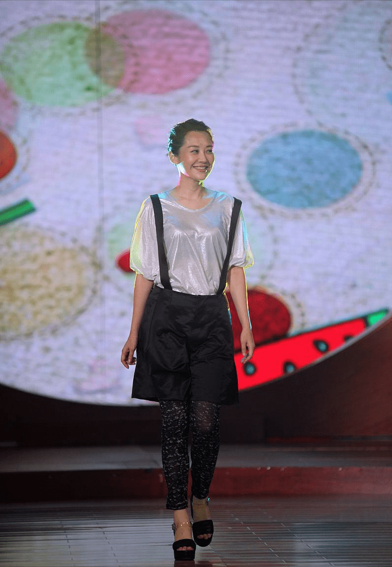 原创许晴的身材真惹人叹年轻人不敢穿的绿丝袜被她穿出了女人味