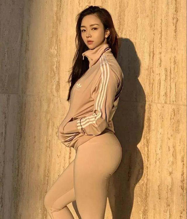 原创韩国夜店女王金太珠性感身材打破常规微胖也很美