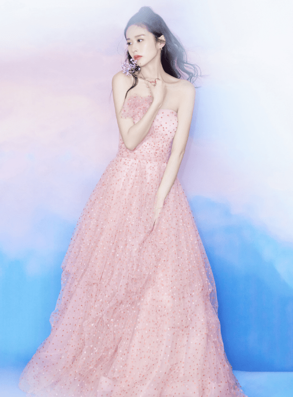 颖儿当妈后日渐不羁,礼裙故意剪出"三角形",有料身材惹人羡