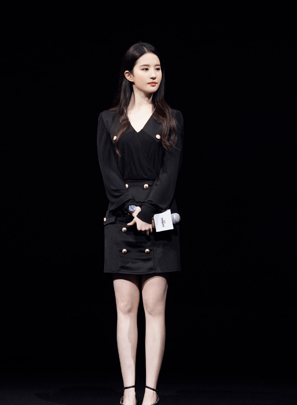 路人镜头下的刘亦菲,一身黑色西服裙,穿出了"女霸总"气质