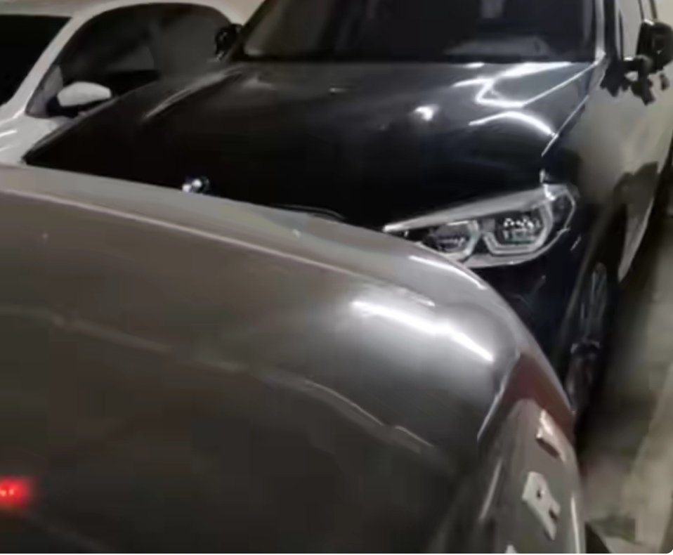 宝马女抢占他人车位,被主人用路虎堵了112天