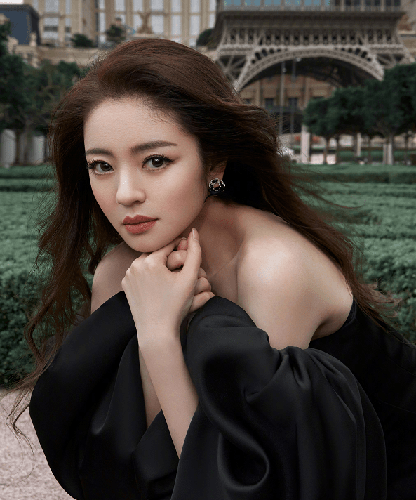 安以轩与老公同框,庆祝结婚四周年,夫妻俩一个比一个年轻