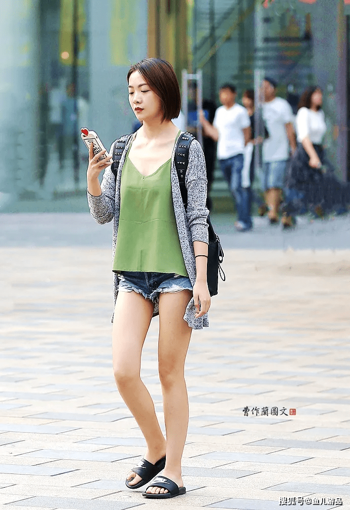 街拍时尚组图女生搭配浴室拖鞋出街穿出不一样的时尚美感