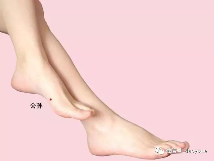 一般属于胃经的病症。从二三脚趾间的陷谷穴向内庭穴方向按摩几分钟即可