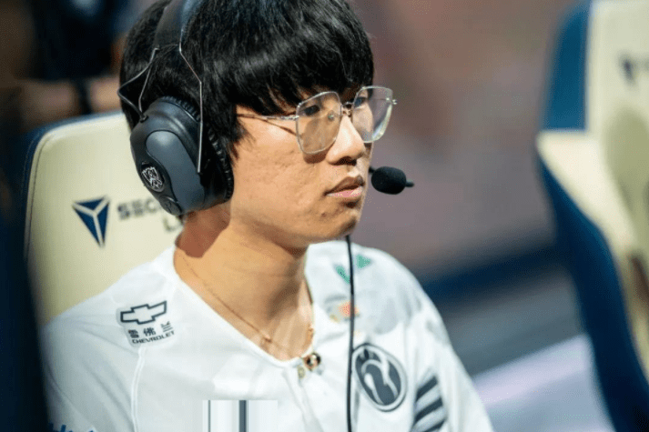 宁王准备复出有人发现了他偷偷上分韩服