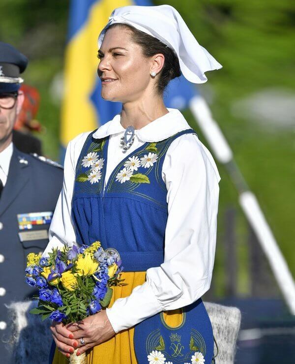 原创瑞典女王储全家齐聚国庆庆典甜蜜牵手帅老公9岁小公主贼漂亮