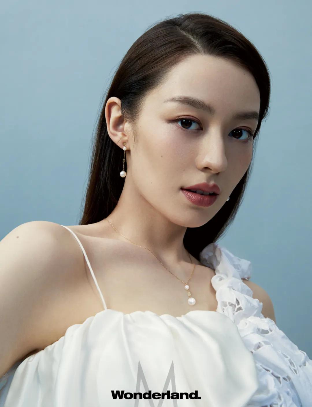 吉娜爱丽丝亮相古驰原典展览接受采访畅谈不可分割的音乐与生活