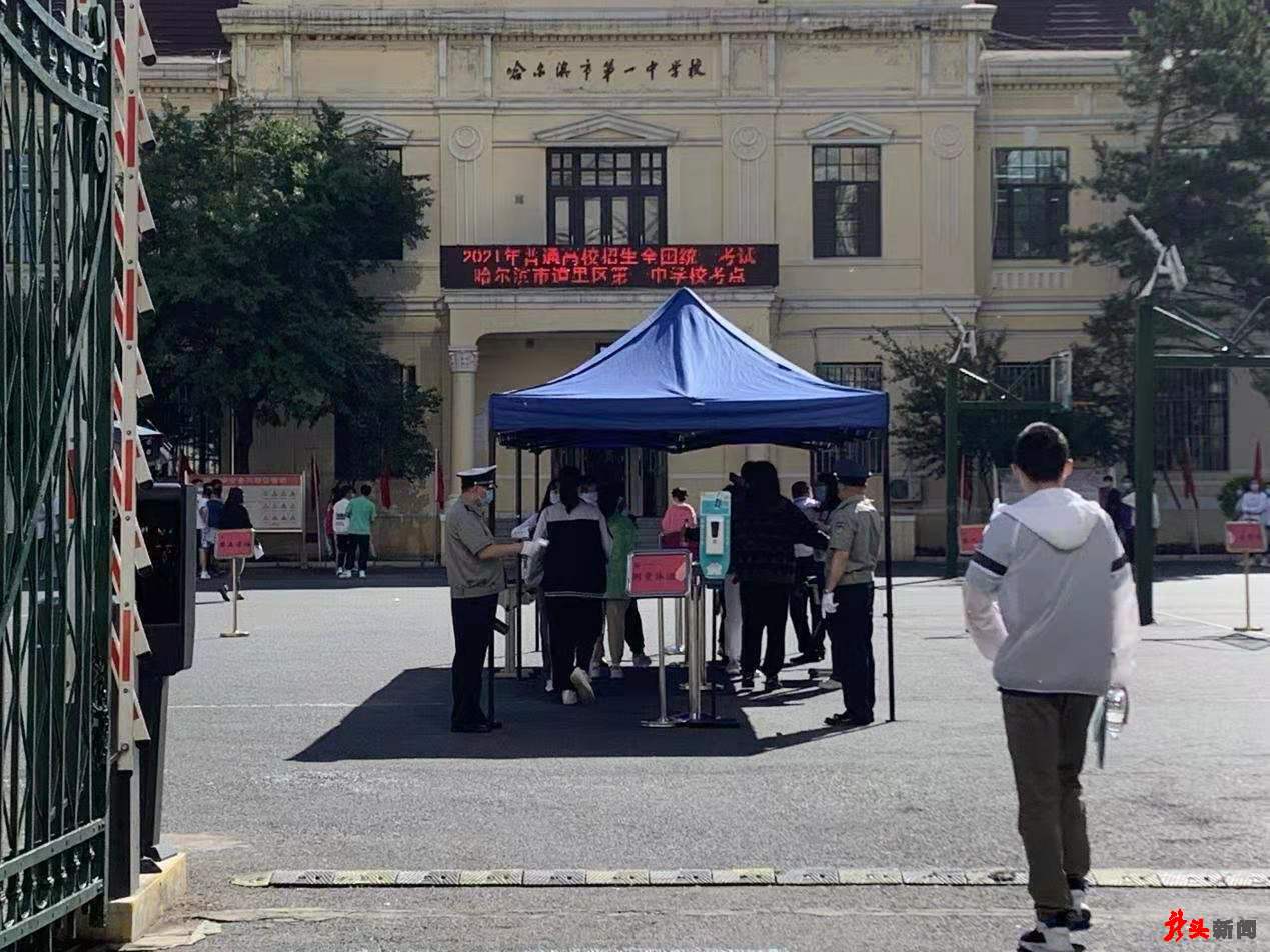 上午8:00,在哈一中考点,考生陆续进场,将接受测温,消杀等防疫环节后