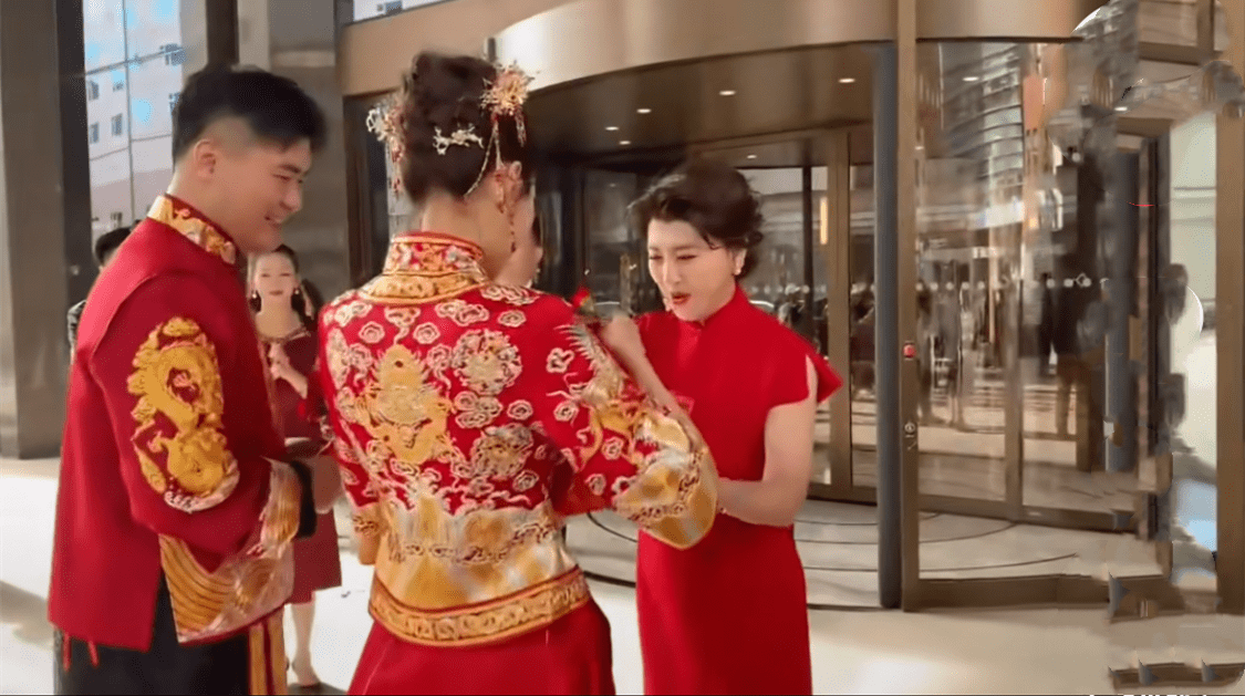 原创闫学晶儿子大婚百位明星参与龙虾帝王蟹茅台一应俱全