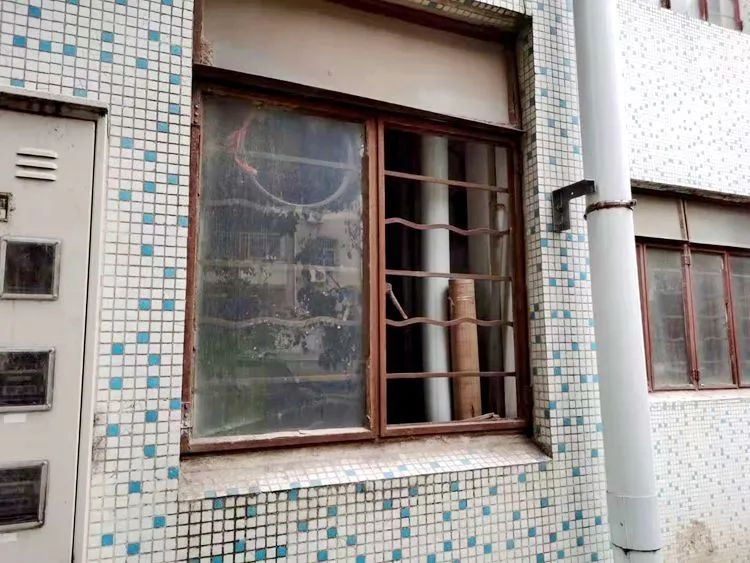 台风天来临前,他们为居民拆除这些"头顶炸弹"