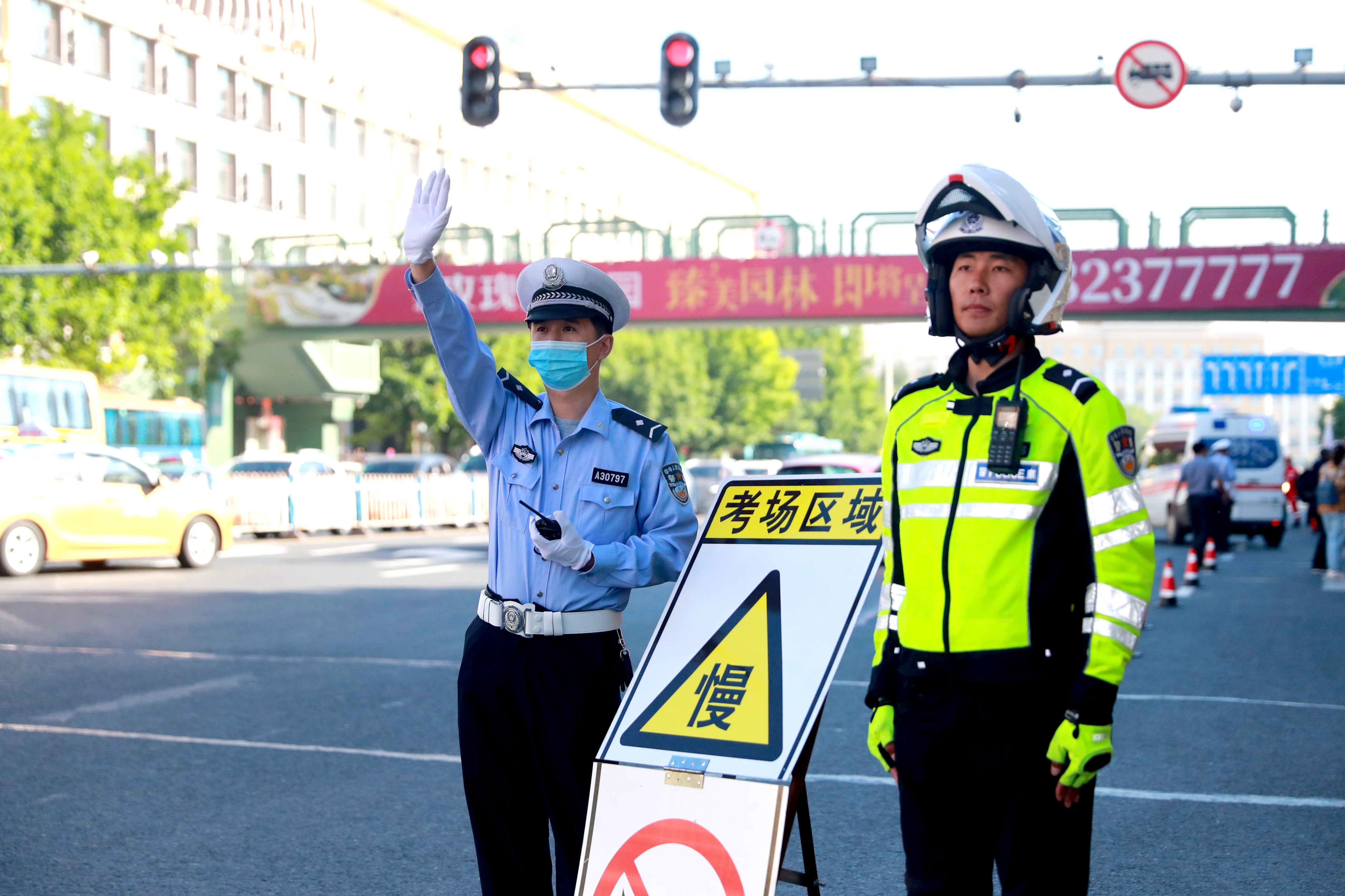 考生忘带身份证,送考遇车行缓慢…这些问题冰城交警都能解决!