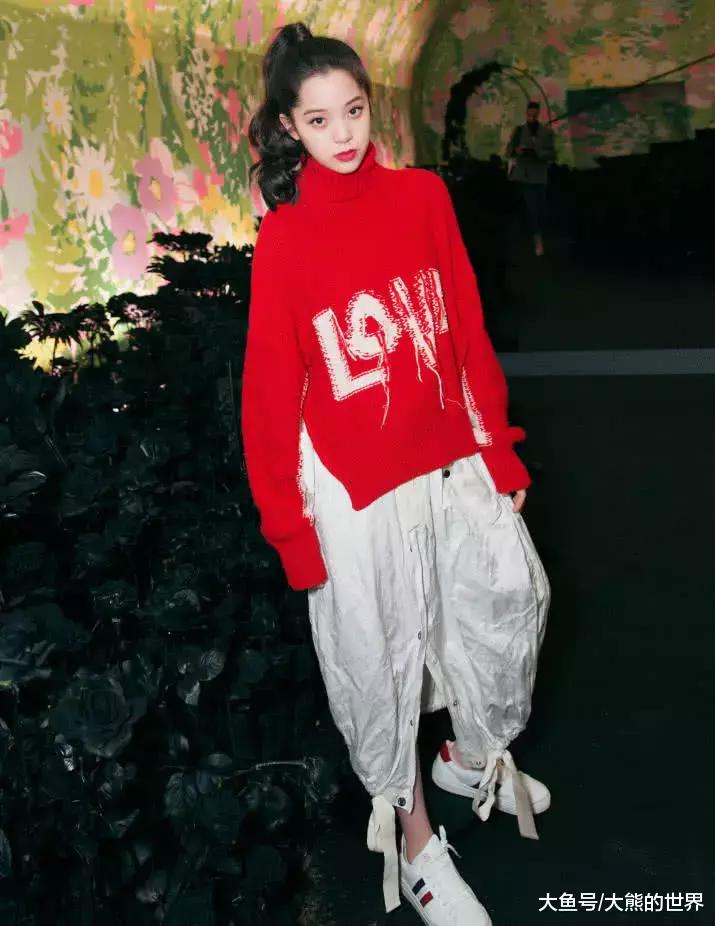 原创欧阳娜娜姐姐和妹妹街拍照亮了2双鞋子加起来都没她一双贵