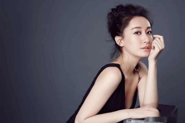 她是主持人出身的美女演员,曾与林文龙闹绯闻,如今33岁仍是单身