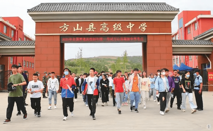 图为方山县高级中学考点,考生正走出考场.肖继旺 摄
