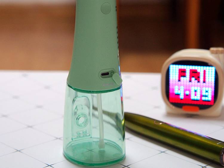 如何使用牙线水牙线 6eedcecc5cef47838c6ecd550706679f.jpeg