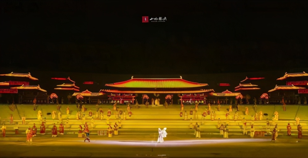 班服,在老师的带领和家长的陪同下,陆续来到"景德镇记忆"园区内的"
