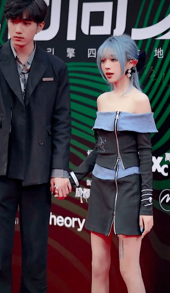 衣服模仿男友硬凹霸总人设变油腻,头发毛糙被吐槽像精神小妹_黄锐铨