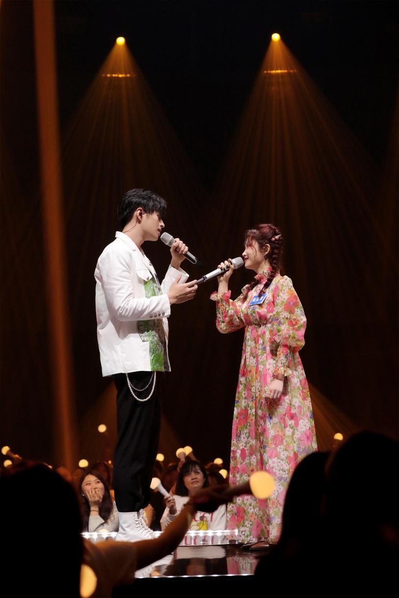 宝藏歌手合唱舞台在线发糖,"乘婧霏"组合太甜了!_何亮辰