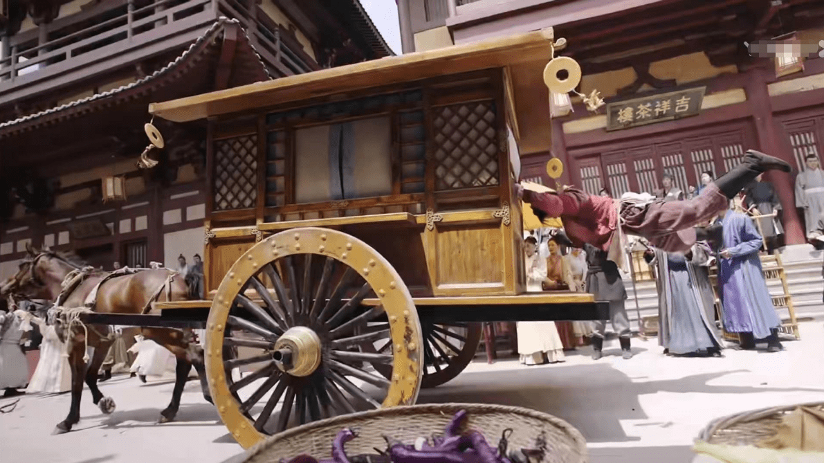 比如女主拉停马车那一段,动作设计就很扯,让人无法相信.