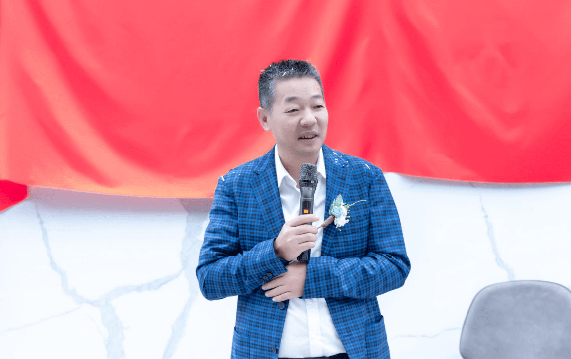 体验馆运营总监李重鼎,工程部经理张茂生一起上台为此次开业庆典剪彩