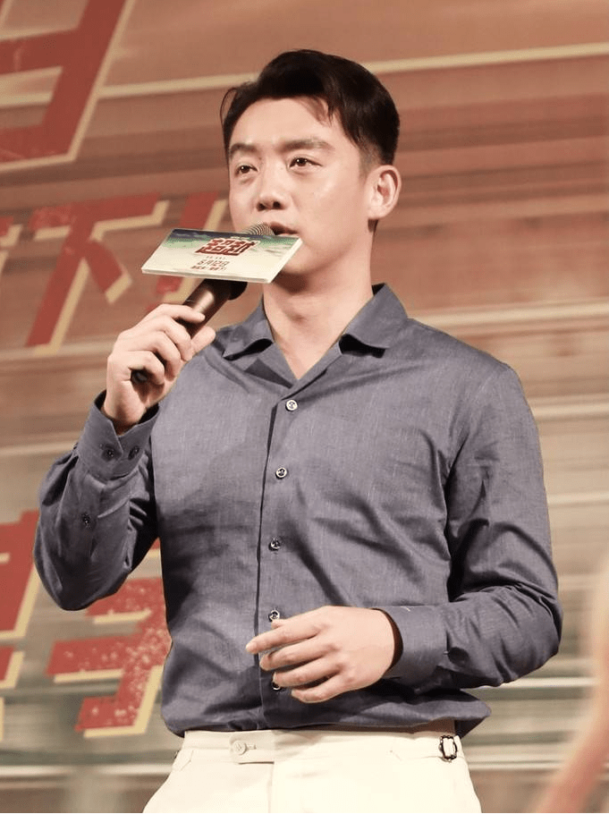 郑恺携电影《超越》亮相武汉校园