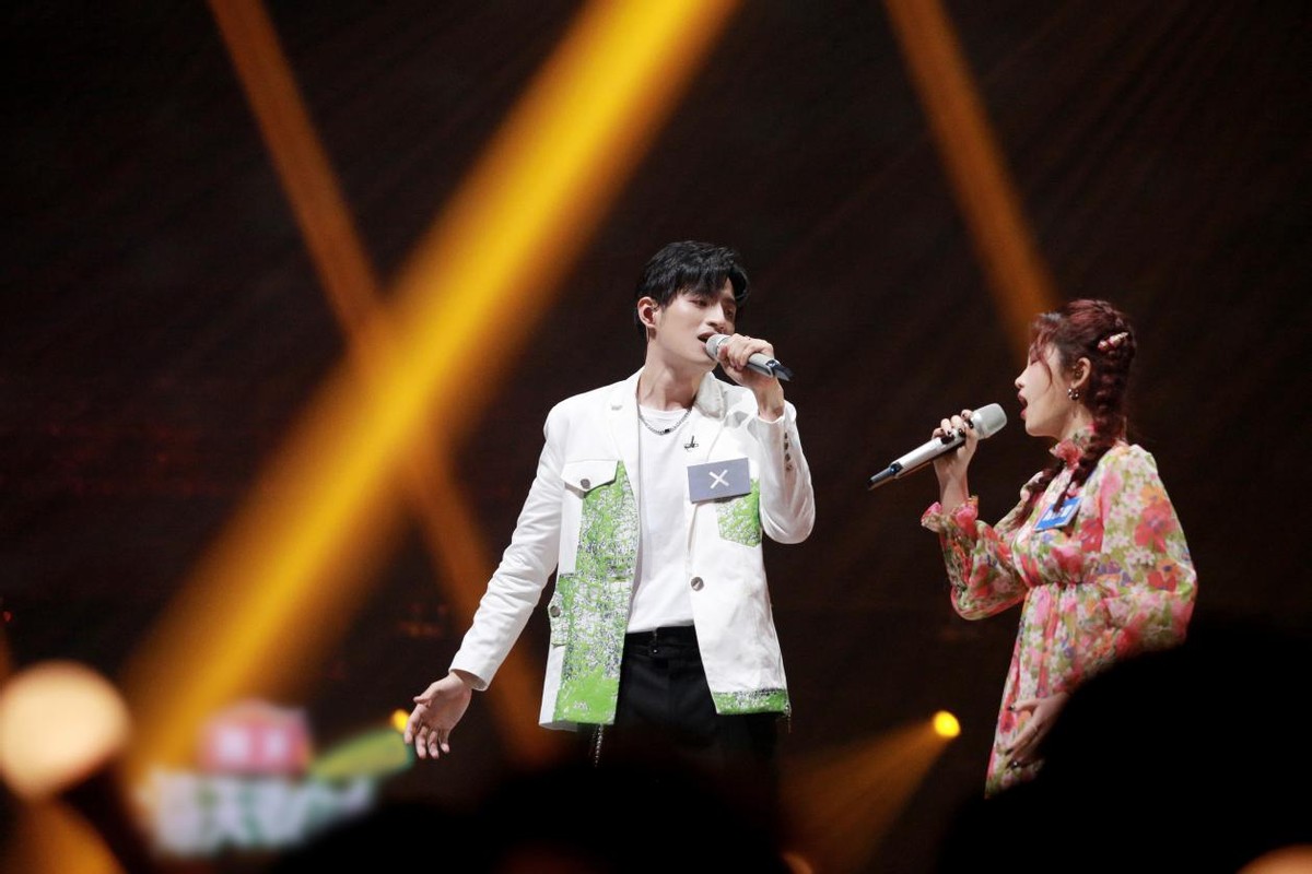 这次两人再度搭档,带来了一首陈婧霏原唱的《晚风》.