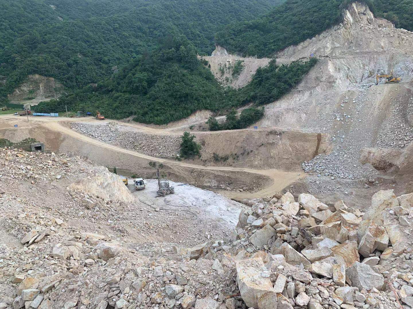 河南新县新集镇方湾村大肆挖山取石,山体破坏殆尽