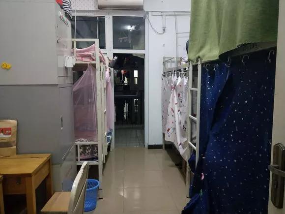 48,广东舞蹈戏剧职业学院该校宿舍为四人间,上床下桌,配有空调,热水器