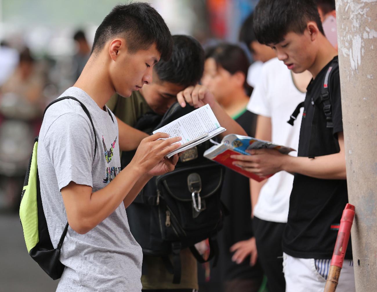 原创33岁男子高考12次,网民灵魂拷问:为考好学校多次复读值得吗?