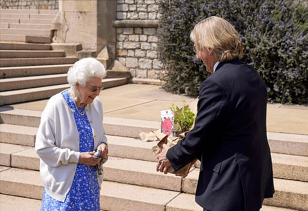 梅根生女后英女王首亮相 蓝碎花裙好清新 纪念亲王诞辰100周年 风格
