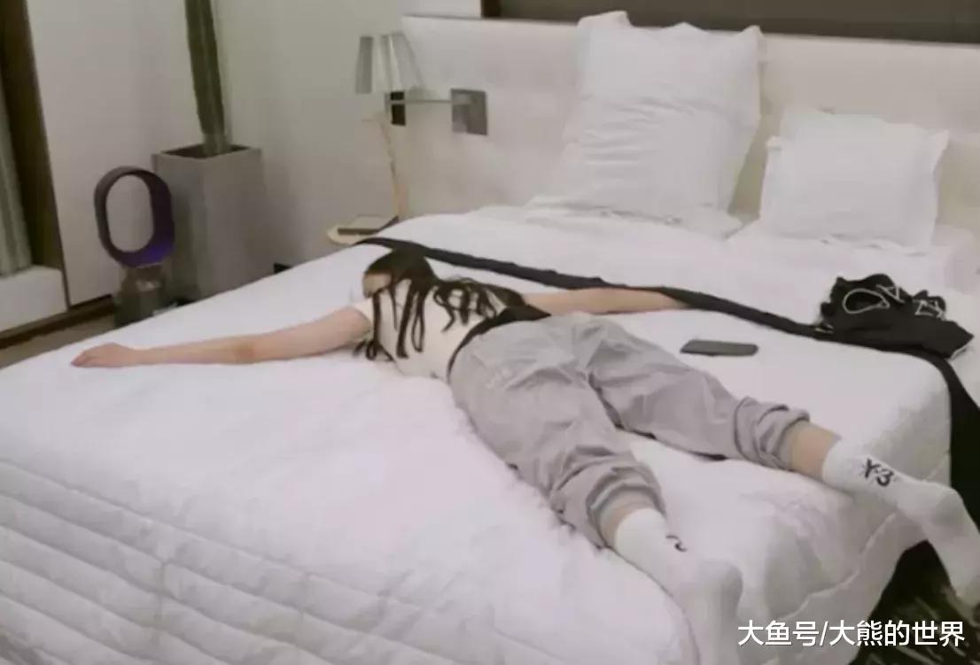 张天爱和哥哥告别后情绪失控,哭瘫在床让人心酸,明星也不容易!