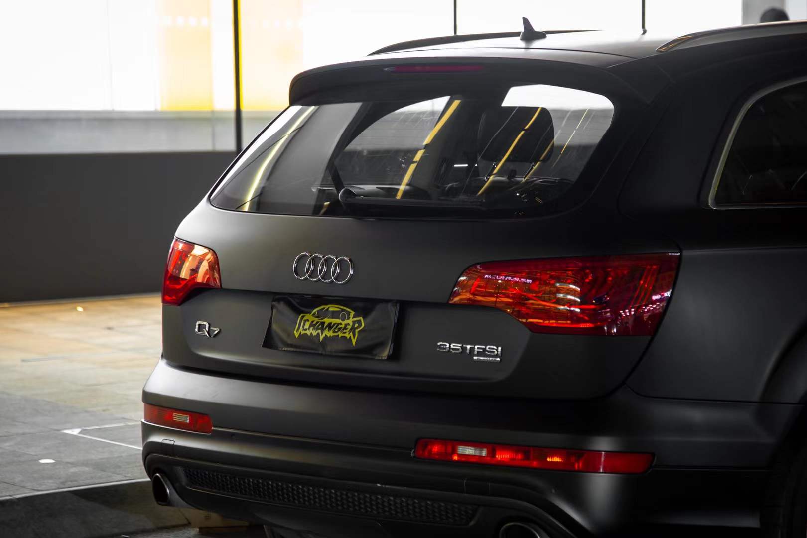 奥迪q7全车黑化ichangericr改变者亚面电镀黑改色膜