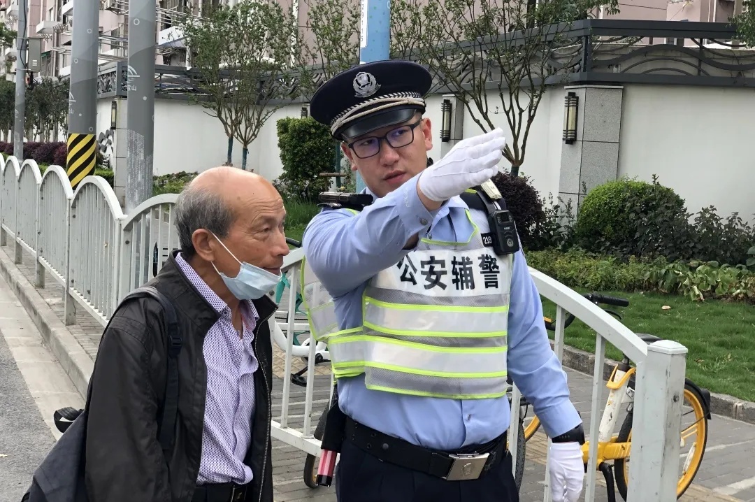 上海寶山發佈·2021-06-10點贊地鐵站輔警和工作人員!