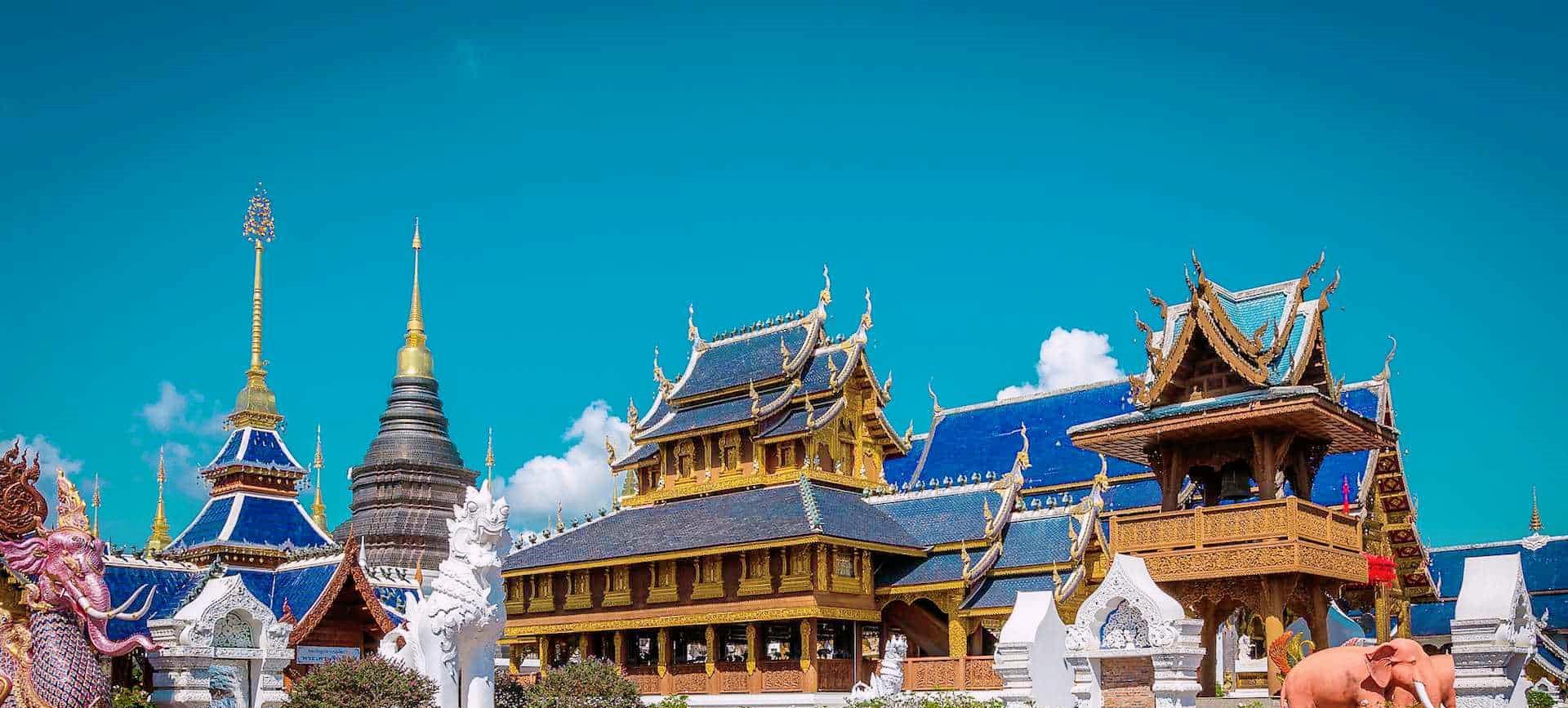 泰国清迈的蓝庙 建筑宏伟精致 如同置身东海龙宫 寺庙