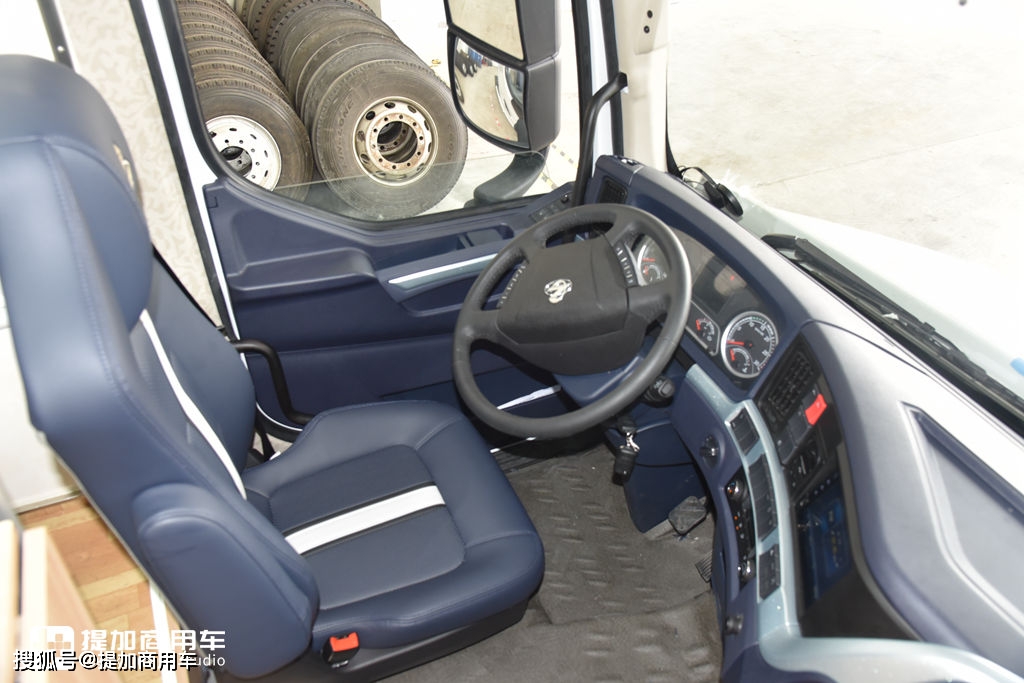 做饭淋浴设施齐全车顶配有双人床乘龙t7c房车化牵引车实拍