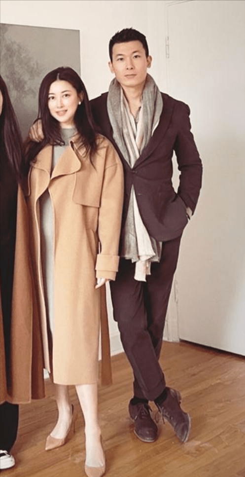 朱珠夫妇婚后首同框老公花式摆拍她似道具人穿修身裙肚子抢镜