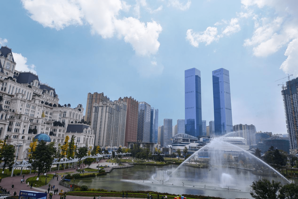 "山河无恙 家国梦圆"宏立城集团花果园双子塔与全国地标共同向祖国献