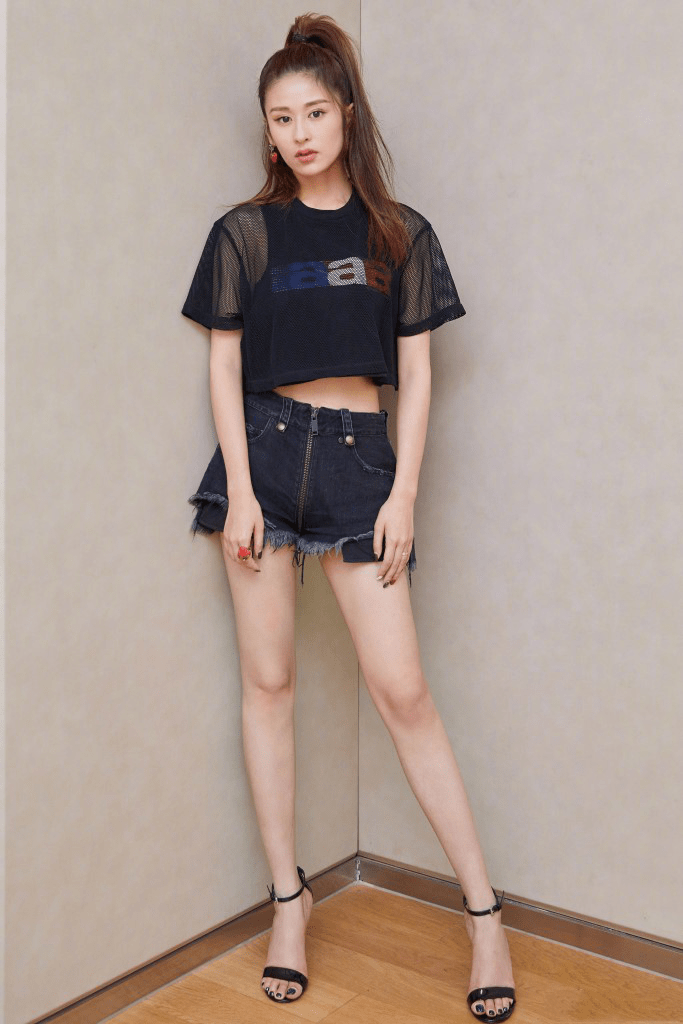 票房56亿的张小斐才是带货王九分穿搭露脐装短裤都火了