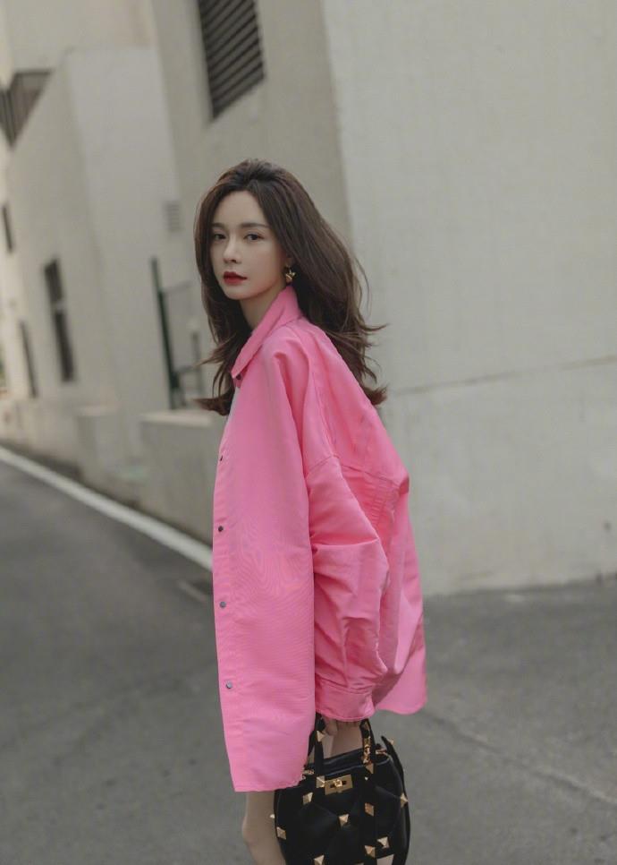 原创沈梦辰晒美照穿粉色衬衫减龄时髦皮肤黑也挺美