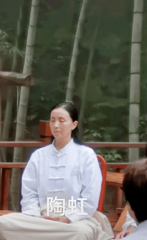陶虹一身素衣全素颜打坐照曝光,被吐槽像老太太