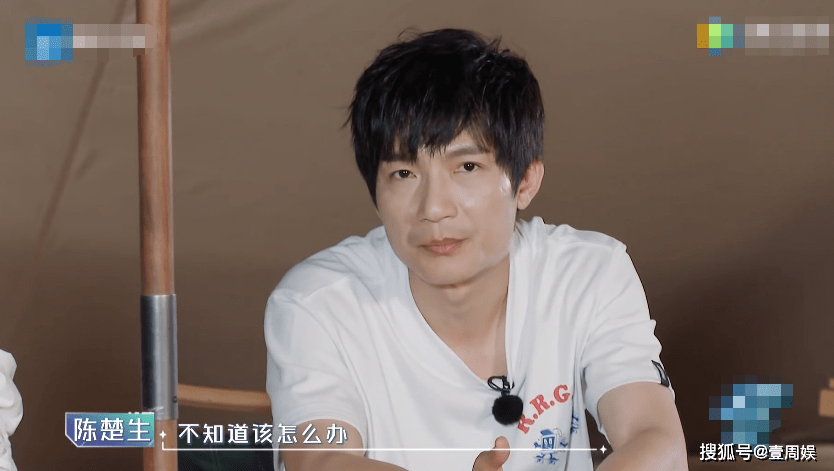 当然,一件事情都有两面性,陈楚生红了之后,公司也要赚钱,所以也会给